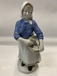 Figur af  Fiskerkone med fisk i kurv
Højde 24 cm.