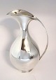 Michelsen. Sterling sølvkande (925). Design Kay Fisker. Højde 24 cm. Produceret 
1955 (E9)