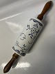 Kagerulle Musselmalet fajance med træ hank. Længde 41 cm.
