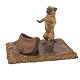 Large Vienna bronze with dog with a bag on a carpet. Marked. H: 12cm. Carpet: 19x15,5cm