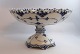 Royal Copenhagen. Musselmalet, helblonde. Stor frugtskål på fod. Model 1022. Højde 17,5 cm. Diameter 28 cm. (1 sortering). Produceret før 1923.