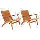 Et par Wegner lounge stole CH25 med egetræsstel og flettede sæder og ryg i original patineret stand. Fremstillet hos Carl Hansen & Søn og med etiket herfra
