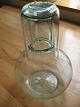 En vandkaraffel med overhængsglas, optisk. søblå