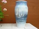 Kgl vase with ship motives. 
H: 35 cm. 
5000m2 showroom.