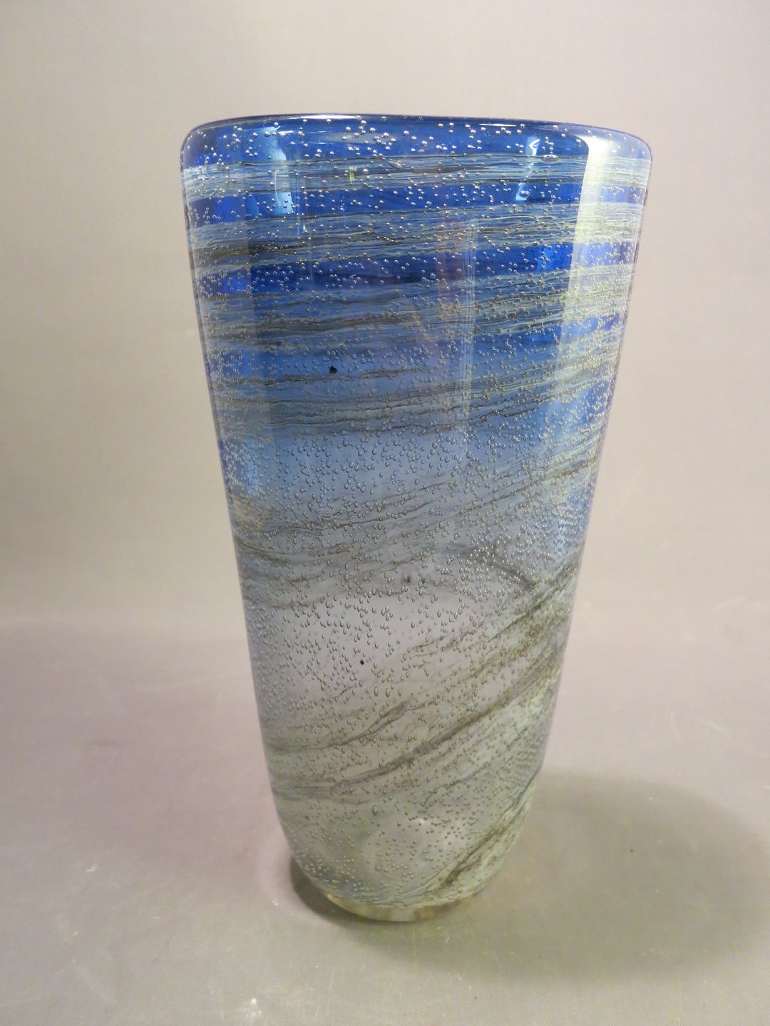 personlighed Virksomhedsbeskrivelse psykologisk KAD ringen - glas vase i blå farve og små bobler i glasset - glas vase i  blå farve og små bobler i glasset