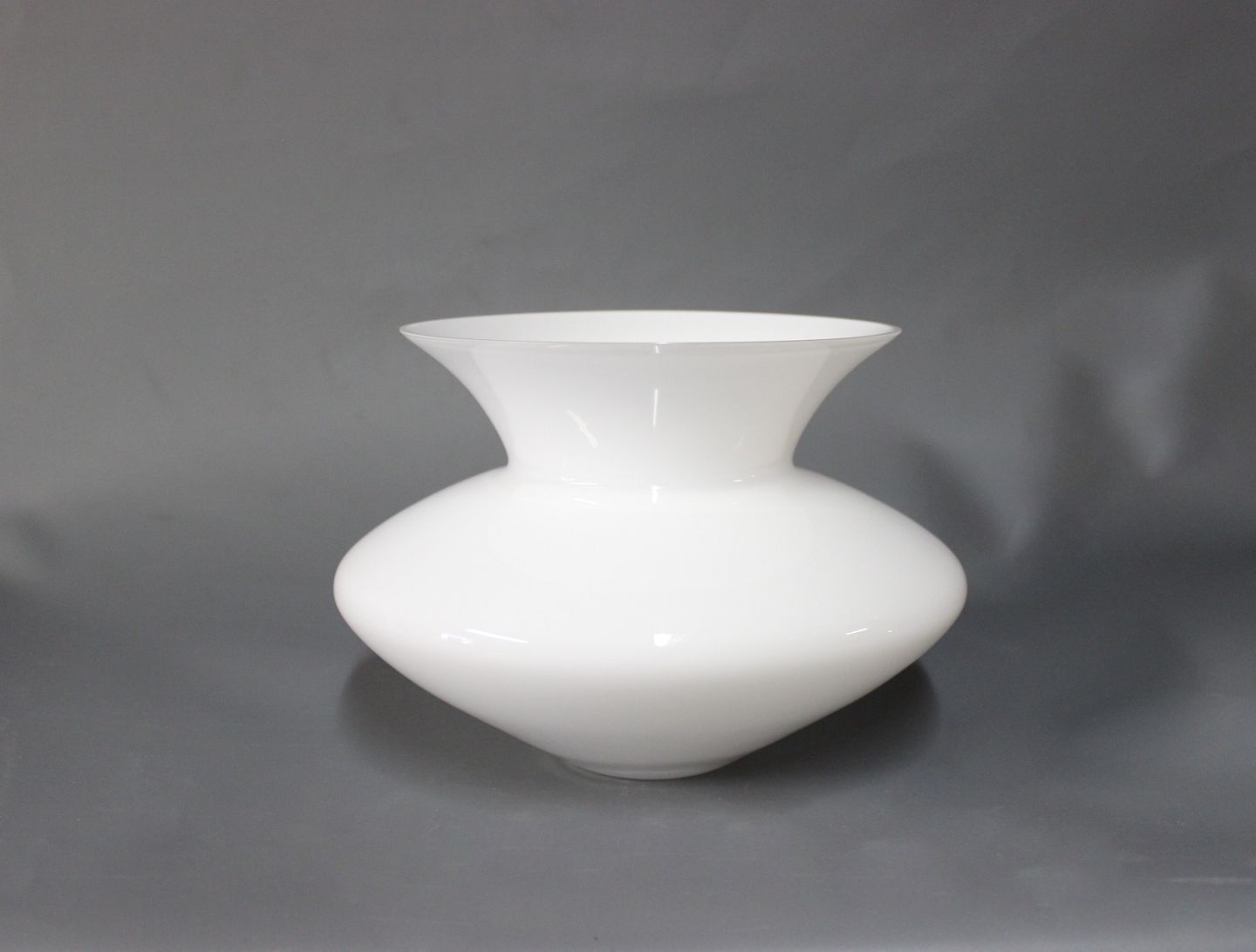 Es Bemærk venligst bånd KAD ringen - Beautiful White glass vase from Rosendahl. * 5000m2 showroom.  - Beautiful White glass vase from Rosendahl. * 5000m2 showroom.