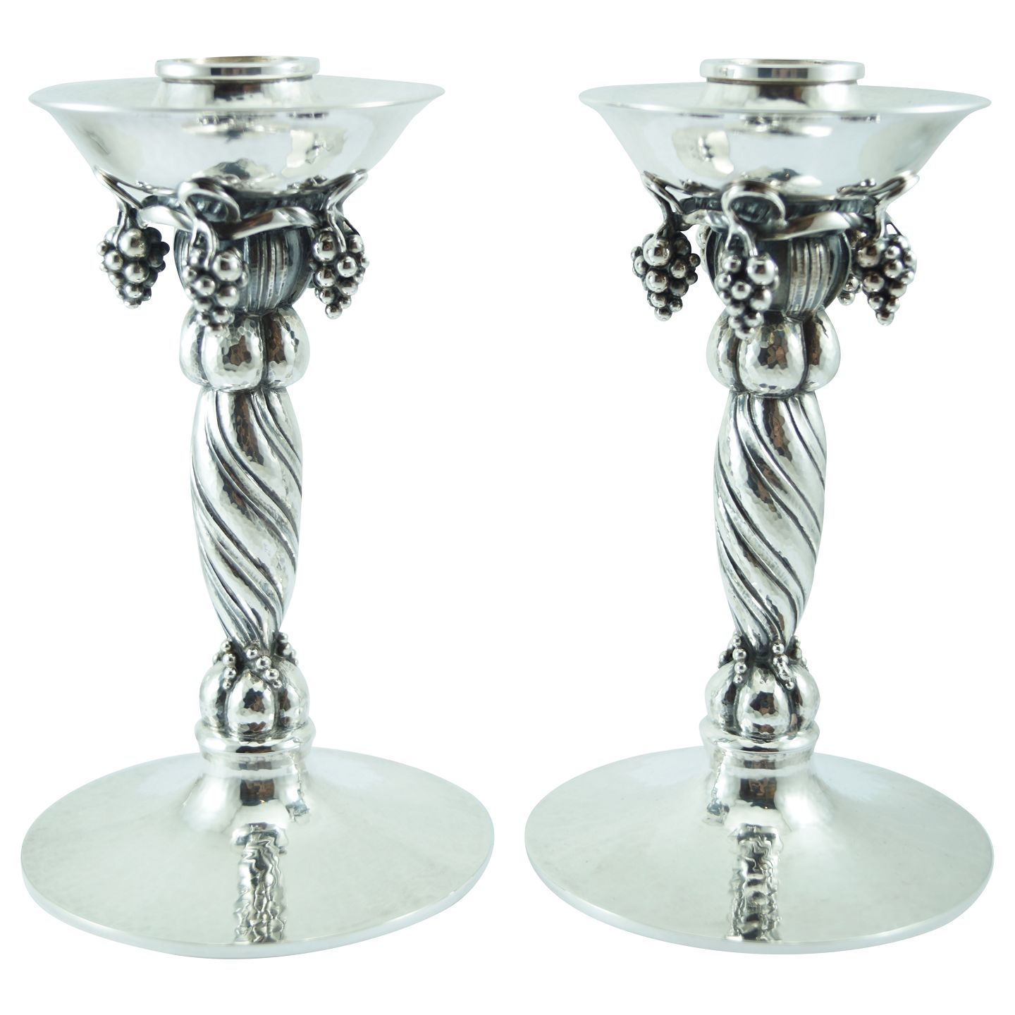 ringen - Jensen; Par "Grape" lysestager af sterling sølv - Georg Jensen; Par "Grape" lysestager af sterling sølv