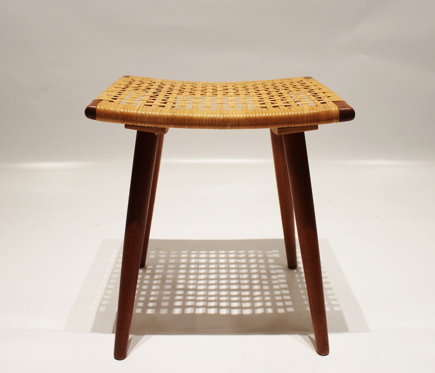 KAD ringen - i teak og papirflet af dansk design fra 1960erne. * 5000m2 udstilling. - Skammel i teak og papirflet af dansk design fra 1960erne. * 5000m2 udstilling.