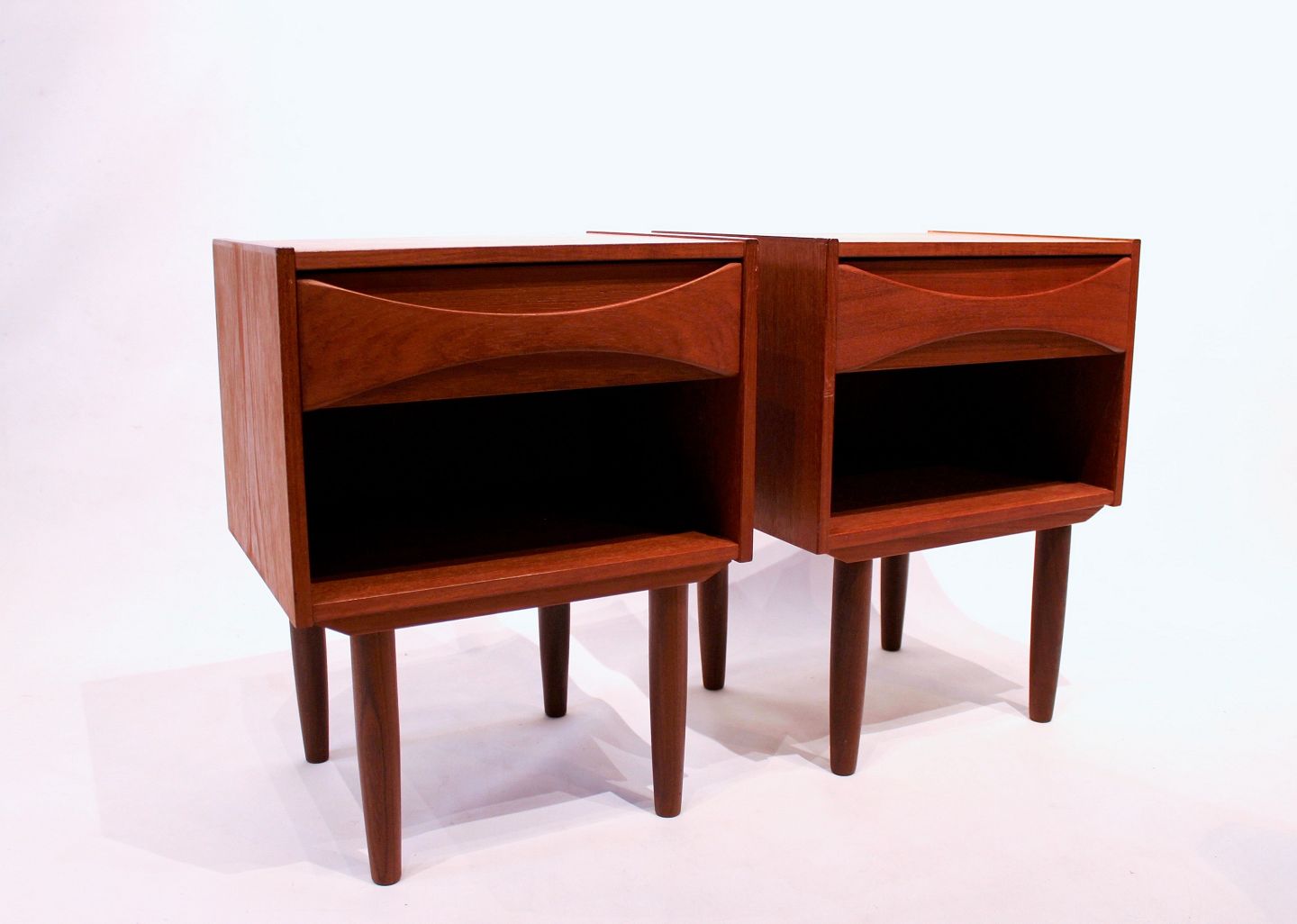 profil Arbitrage Tredje KAD ringen - Et sæt sengeborde i teak af dansk design fra 1960erne. *  5000m2 udstilling. - Et sæt sengeborde i teak af dansk design fra 1960erne.  * 5000m2 udstilling.