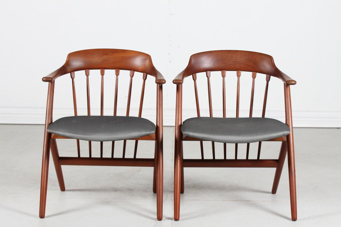 KAD ringen - Dansk Møbeldesign * * Par teak armstole * Illum Wikkelsø stil * * * - Dansk Møbeldesign * * Par teak armstole * Illum Wikkelsø stil * * * * *