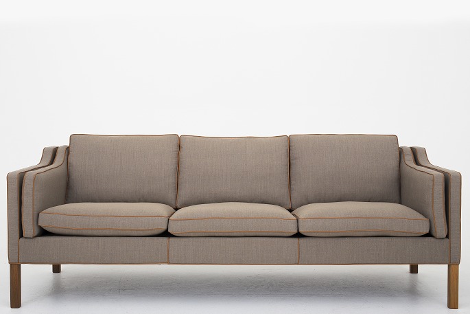 Børge Mogensen / Fredericia Furniture
3 pers. sofa, model 2213
Nybetrukket med Remix stof /
med keder i cognac læder og ben i teak
Børge Mogensen / Fredericia Furniture
3 pers. sofa, model 2213
Nybetrukket med Remix stof med keder i cognac læder og ben i teak
Leveringstid: 6-8 uger
Ny-restaureret
