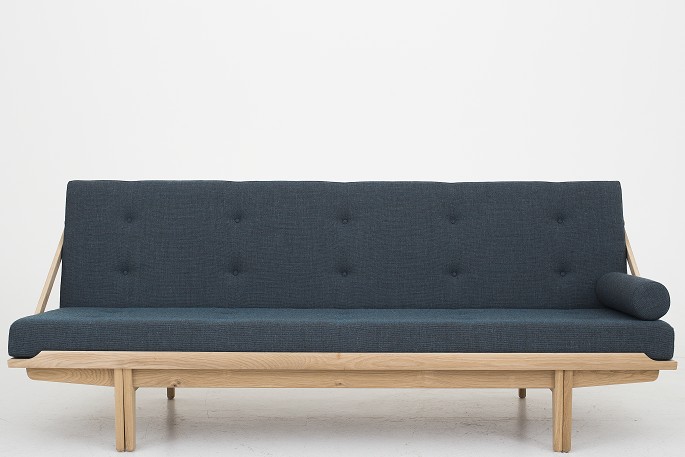Poul Volther / KLASSIK Copenhagen
Daybed in oak with cushions in Clara 2, 884 from Kvadrat.
Condition: New
Availability: 6-8 weeks
