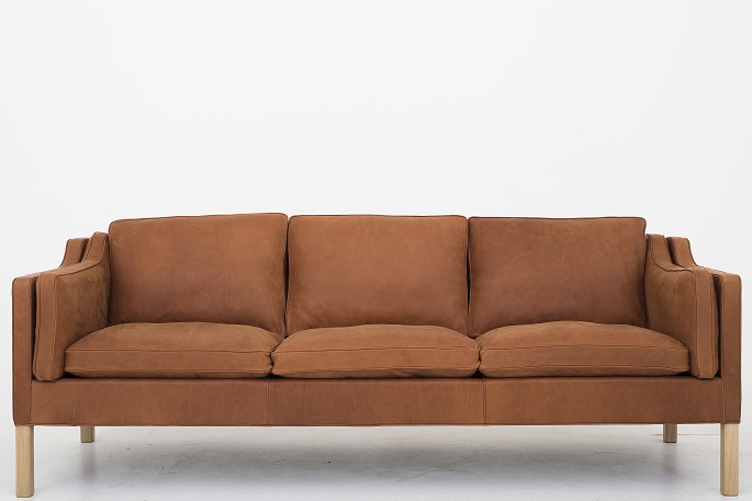 Børge Mogensen / Fredericia Furniture
BM 2213 - 3 pers. sofa, nybetrukket i Dunes Cognac-læder og stel i eg. 
Leveringstid: 6-8 uger
