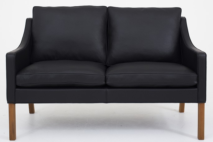 Børge Mogensen / Fredericia Furniture
BM 2208 - Nybetrukket 2 pers. sofa i sort Klassik-læder med ben i mahogni. 
KLASSIK tilbyder polstring af sofaen med stof eller læder efter eget ønske.
Leveringstid: 6-8 uger
Nyrestaureret
