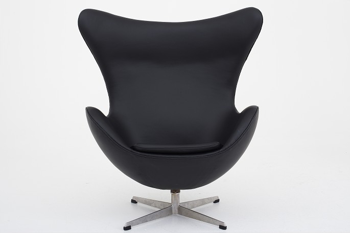 Arne Jacobsen / Fritz Hansen
AJ 3316 - Reupholstered "The Egg" in black KLASSIK leather w. old base.
Renovated
1 pc. in stock

