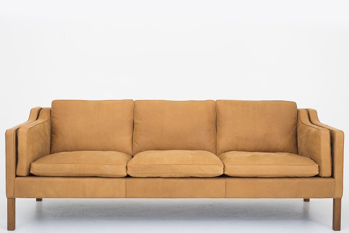 Børge Mogensen / Fredericia Stolefabrik
BM 2213 - Reupholstered 3 seater sofa in the Dunes Camel leather with legs in 
teak.
We offer upholstery of the BM 2213 sofa in fabric or leather of your choice. 
Please contact us for more information.
Availability: 6-8 weeks
