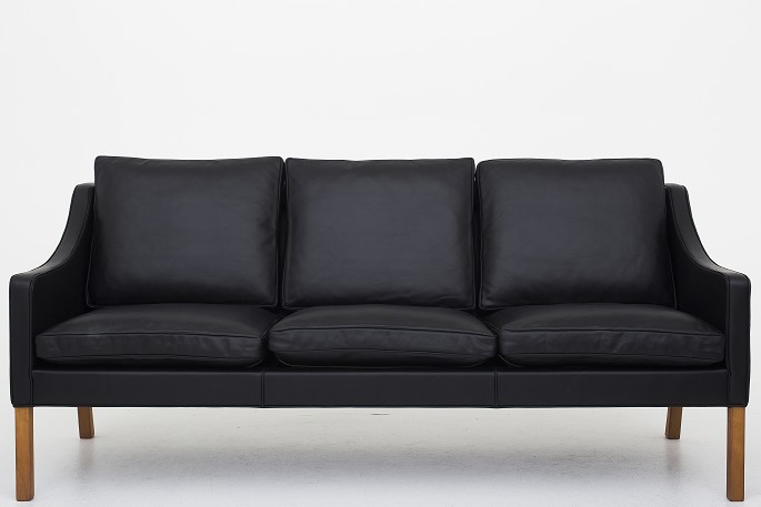 Børge Mogensen / Fredericia Stolefabrik
BM 2209 - Reupholstered 3 seater sofa in black Savanne leather and legs in teak
Renovated
Availability: 6-8 weeks
