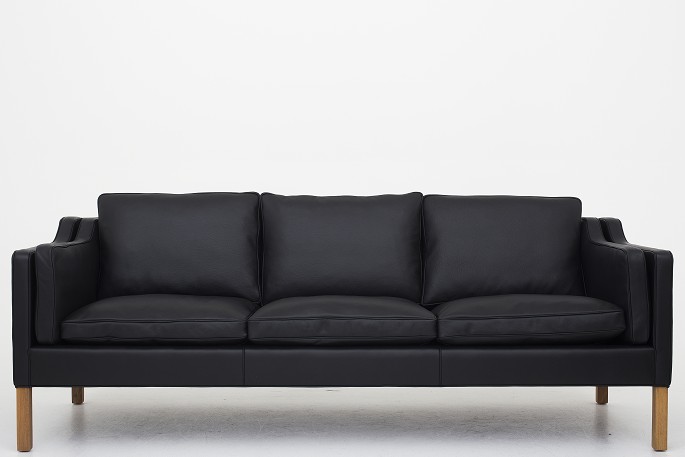 Børge Mogensen / Fredericia Stolefabrik
BM 2213 - Reupholstered 3 seater sofa in black Klassik leather and legs in oak
Availability: 6-8 weeks

