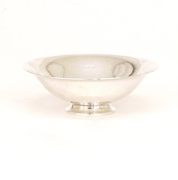 Harald Nielsen für Georg Jensen, kleine Schale, Sterlingsilber. #575B. H: 3,6cm. 
D: 10,5cm