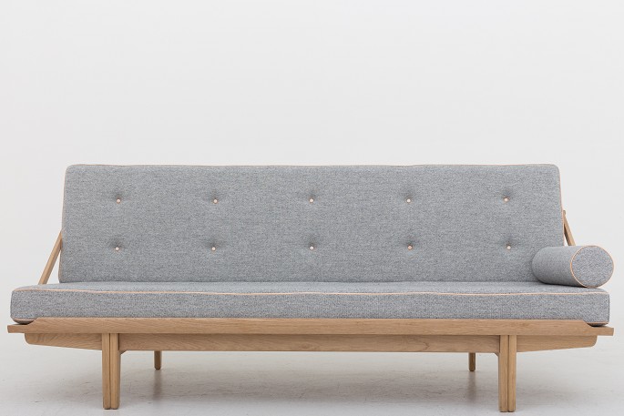 Poul Volther / KLASSIK Copenhagen
Daybed in oak, upholstered with Hallingdal 65 (code 116) and natural leather
Availability: 6-8 weeks
We can offer upholstery of this daybed in fabric or leather of your choice. 
Please contact us for more information.
Poul Volther