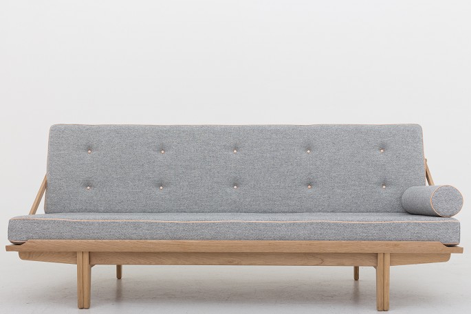 Poul Volther / KLASSIK Copenhagen
Daybed i eg, betrukket med Hallingdal 65 (code 116) samt vegetallæder.
Leveringstid: 6-8 uger
Vi tilbyder polstring af denne daybed med stof eller læder efter eget valg. 
Kontakt os venligst for mere information.
Poul Volthers daybed fra 1959 er det første møbel der er sat i produktion af 
KLASSIK i samarbejde med Poul Volthers egen familie. Daybeden er ...