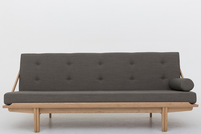 Poul Volther / KLASSIK Copenhagen
Daybed med stel i eg og hynder i Foss 952.
Leveringstid: 6-8 uger
Ny
