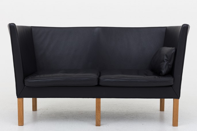 Børge Mogensen / Fredericia Furniture
BM 2214 - Nybetrukket 2 pers. sofa i sort Savanne-læder og ben i eg. KLASSIK 
tilbyder polstring af sofaen med stof eller læder efter eget ønske.
Leveringstid: 6-8 uger
