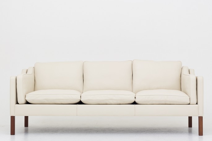 Børge Mogensen / Fredericia Furniture
BM 2213 - Reupholstered 3-seater sofa in cream-colored Paris Cream leather with 
mahogany legs. We offer upholstery of the sofa in fabric or leather of your 
choice.
Availability: 6-8 weeks
Renovated
