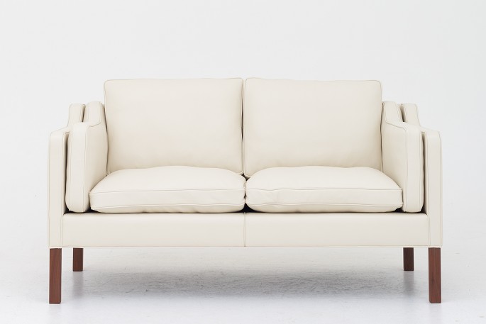Børge Mogensen / Fredericia Furniture
BM 2212 - Reupholstered 2-seater sofa in Paris Cream leather w. legs in 
mahogany. KLASSIK offers upholstery of the BM 2212 in fabric or leather of your 
choice.
Availability: 6-8 weeks
Renovated
