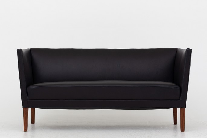 Grete Jalk / Snedkermester Johannes Hansen
2-seater sofa in black leather and legs in rosewood.
1 pc. in stock
Good, used condition
