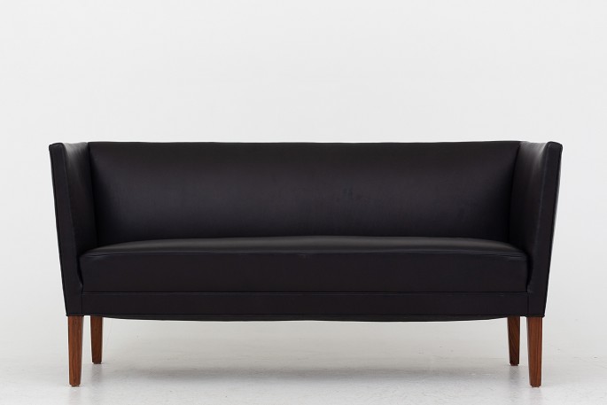Grete Jalk / Snedkermester Johannes Hansen
2-seater sofa in black leather and legs in rosewood.
1 pc. in stock
Good, used condition
