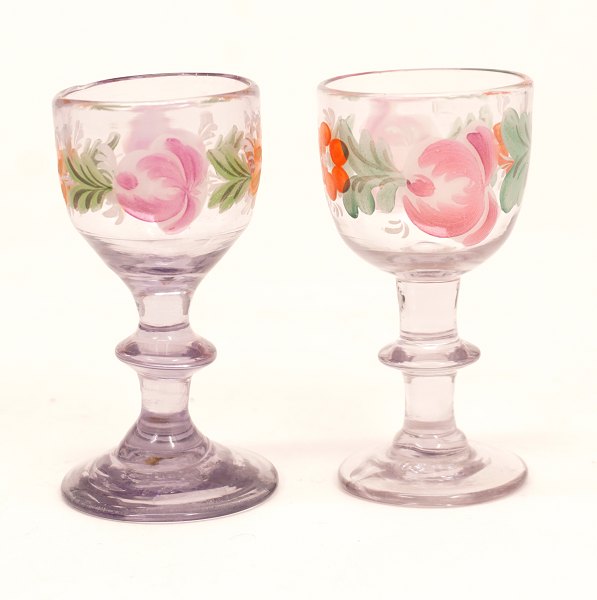 Two small glasses. Late 19th century. H: 8,5 & 8,7cm