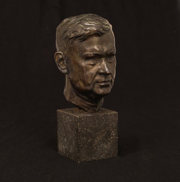 Bronzehoved på stensokkel. Støbt af L. Rasmussen, København, der bl.a. udførte 
opgaver for Kai Nielsen. H: 25,7cm