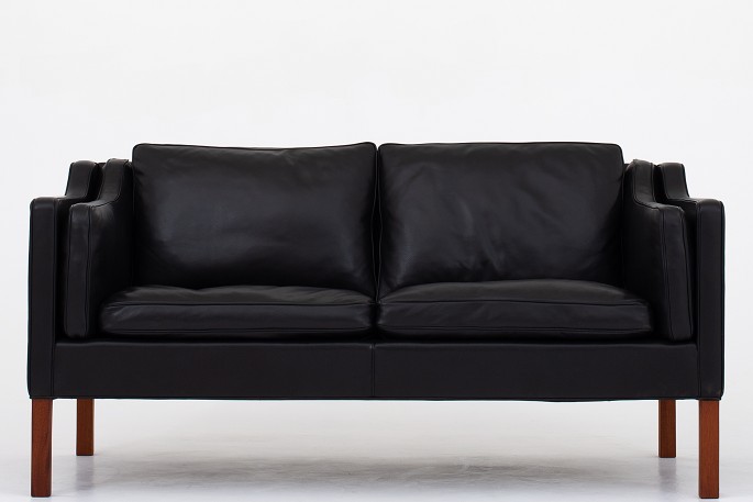 Børge Mogensen / Fredericia Furniture
BM 2212 - Reupholstered 2-seater sofa in black Klassik leather with mahogany 
legs. KLASSIK offers upholstery of the sofa with fabric or leather of your 
choice. Please contact us for more information.
Availability: 6-8 weeks
Renovated
