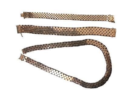 Gold bracelets and necklace
14 carats cold
Bracelet 1: W: 1 cm, L: 18 cm, weight: 24,6 g
Bracelet 2: W: 1,5 cm, L: 19 cm, weight: 27 g
Necklace: W: 1 cm, L: 40 cm, weight: 34,8 g
