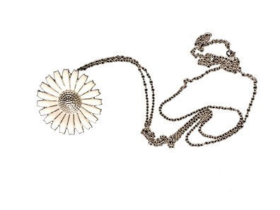Daisy necklace 
Georg Jensen
Sterling Silver
D: 5,5 cm
Good condition
Georg Jensen
