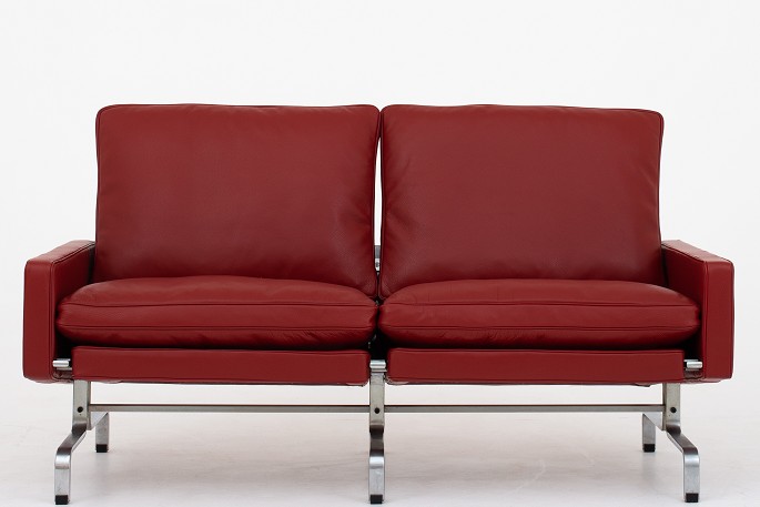 Poul Kjærholm / Fritz Hansen
PK 31/2 - 2-seater sofa in red Paris leather w. frame of steel. KLASSIK offers 
upholstery of the sofa in fabric or leather of your choice. Please contact us 
for further information.
Availability: 6-8 weeks
Renovated
