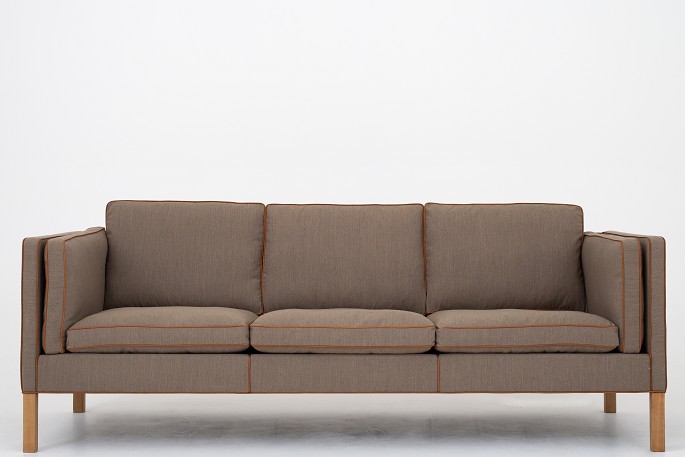 Børge Mogensen / Fredericia Furniture
BM 2333 - Reupholstered 3-seater sofa in Remix 2 fabric (col. 233) and cognac 
leather w. legs in oak. KLASSIK offers upholstery of the sofa in fabric or 
leather of your choice. Please contact us for further information.
Availability: 6-8 weeks
Renovated
