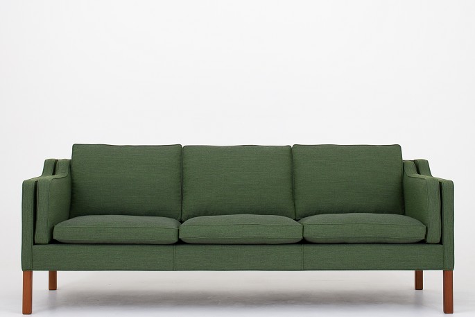 Børge Mogensen / Fredericia Furniture
BM 2213 - Nybetrukket sofa i Canvas fra Kvadrat, ben i teak. KLASSIK tilbyder 
polstring af sofaen med stof eller læder efter eget valg. Kontakt os for mere 
information.
Leveringstid: 6-8 uger
Ny-restaureret
