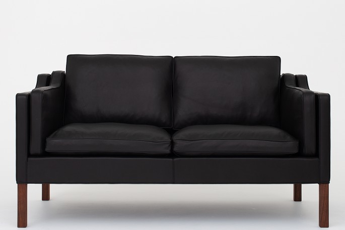 Børge Mogensen / Fredericia Furniture
BM 2212 - Nybetrukket 2 pers. sofa i sort Pleasure-læder med ben i valnød. 
KLASSIK tilbyder polstring af sofaen med stof eller læder efter eget valg.
1 stk. på lager
Ny-restaureret
