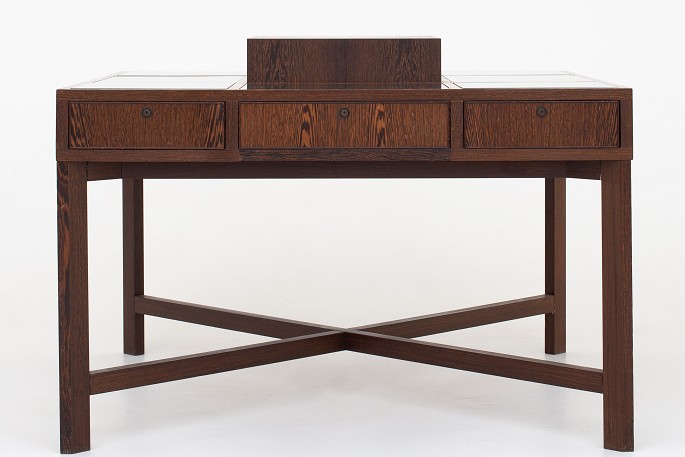 Claus Bonderup & Torsten Thorup
Jewelry disk in wengé made in eight drawer sections w. glass surfaces and blue 
cotton upholstery, furthermore two extraction plates w. brown leather top. The 
disk is made for Georg Jensen in the beginning of 1980