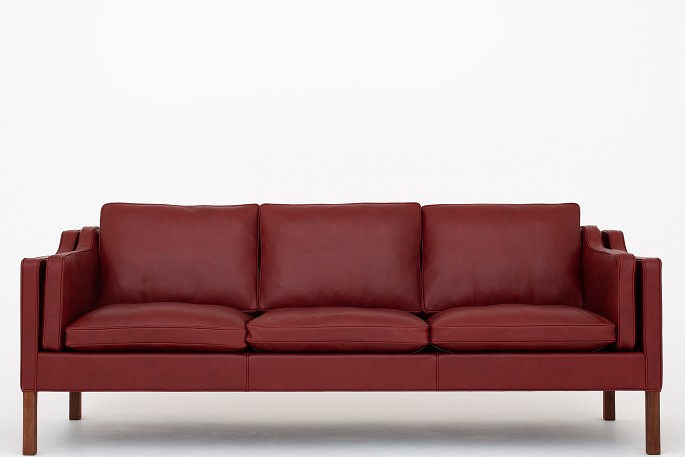 Børge Mogensen / Fredericia Furniture
BM 2213 - Nybetrukket 3 pers. sofa i Elegance Indian Red-læder med ben i 
valnød. KLASSIK tilbyder polstring af sofaen med stof eller læder efter eget 
valg
Leveringstid: 6-8 uger
Ny-restaureret
