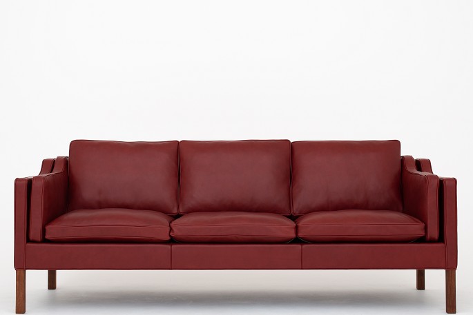 Børge Mogensen / Fredericia Furniture
BM 2213 - Reupholstered 3-seater sofa in Elegance Indian Red leather. KLASSIK 
offers upholstery of the sofa in fabric or leather of your choice.
Availability: 6-8 weeks
Renovated
