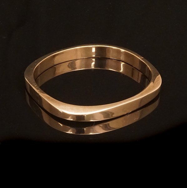 Herman Siersbøl: Armring i 8kt guld med skjult lås. Indv. mål: 5,8x5,4cm. V: 
12,6gr