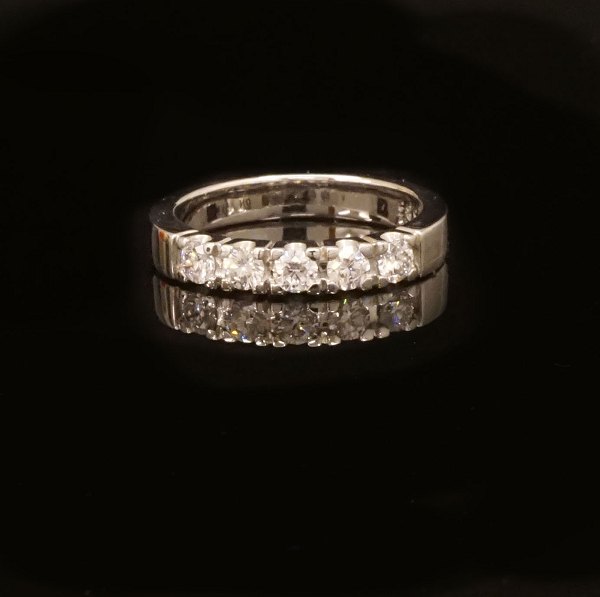 14kt Weissgold Ring mit fünf 0,1ct LabGrown Diamanten. Insgesamt 0,5ct. Ringgr. 
54-55