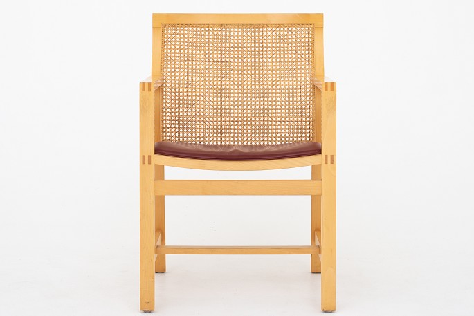R. Thygesen & J. Sørensen / Botium
Model 7512 - Arm chair from the "Kings Series" in ash and red leather.
3 pcs. på lager
Good condition
