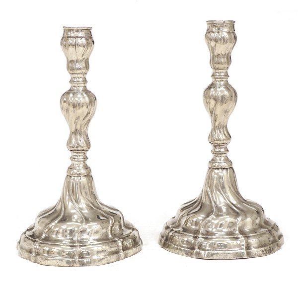 Johan Grønander, Copenhagen: A pair of Rococo pewter candel sticks circa 1780. 
H: 22,5cm