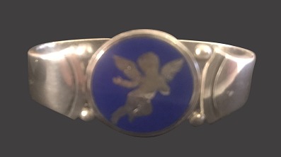 Napkin Ring with an angel
Georg Jensen
Sterling silver
2,3 cm x 4,7 cm, 26 g
Good condition
Harald Nielsen
