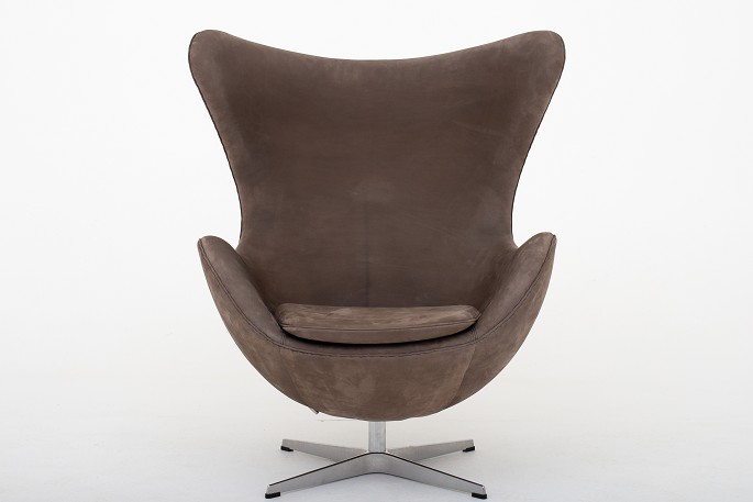Arne Jacobsen / Fritz Hansen
AJ 3316 - Reupholstered "The Egg" in Royal Nubuck col.: Stone, new base w. 
tilt.
Availability: 6-8 weeks
Renovated
