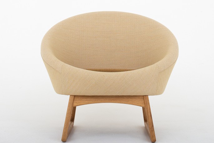 Kurt Østervig / Klassik Studio
Tub Chair on sledbase in oiled oak, shell upholstered in Foss col. 412 and 
cushion in Foss col. 472.
Availability: 6-8 weeks
Original condition
